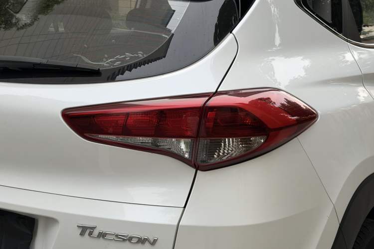 Used Hyundai Tucson 2015 1.6T Dual-Clutch Two-Wheel-Drive Smart Model Right Rear Taillight