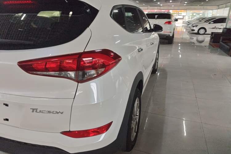Used Hyundai Tucson 2015 2.0L Automatic Two-Wheel Drive Smart Version Right Rear Taillight