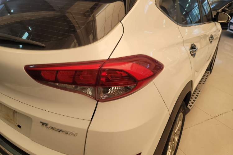 Used Hyundai Tucson 2015 1.6T Dual-Clutch Two-Wheel-Drive Smart Model Right Rear Taillight