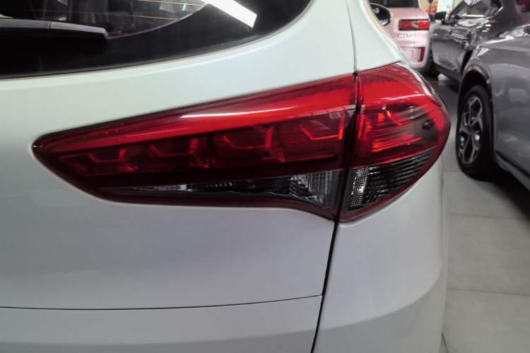 Used Hyundai Tucson 2015 1.6T Dual-Clutch Two-Wheel-Drive Leading Model Right Rear Taillight