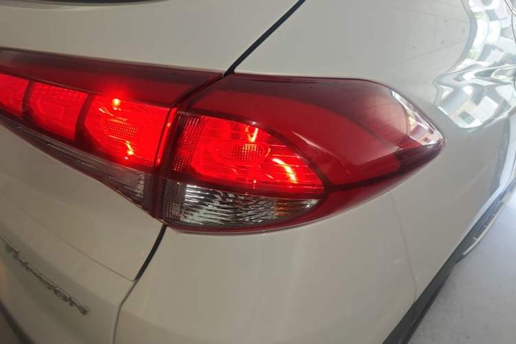 Used Hyundai Tucson 2015 1.6T Dual-Clutch Two-Wheel-Drive Smart Model Right Rear Taillight