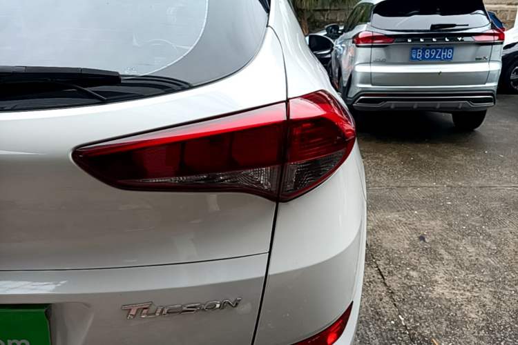 Used Hyundai Tucson 2015 2.0L Automatic Two-Wheel Drive Smart Version Right Rear Taillight