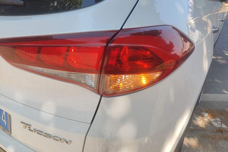 Used Hyundai Tucson 2015 1.6T Dual-Clutch Two-Wheel-Drive Smart Model Right Rear Taillight