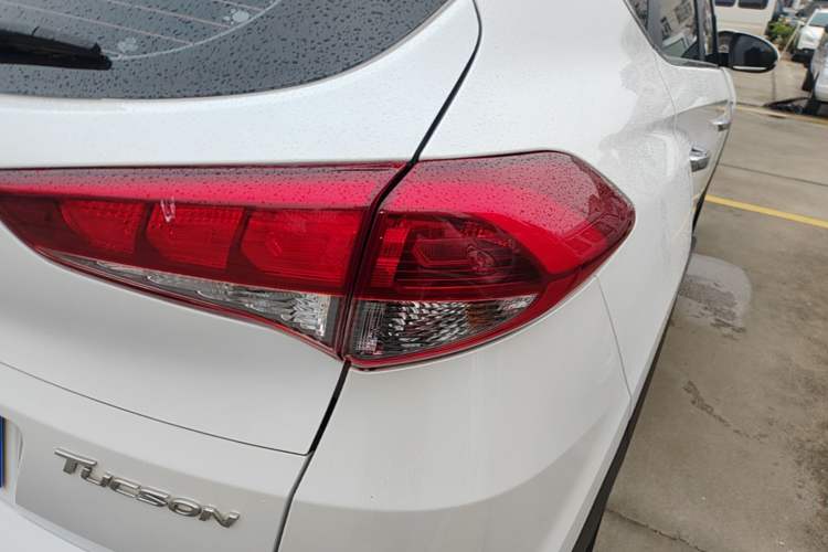 Used Hyundai Tucson 2015 1.6T Dual-Clutch Two-Wheel-Drive Smart Model Right Rear Taillight