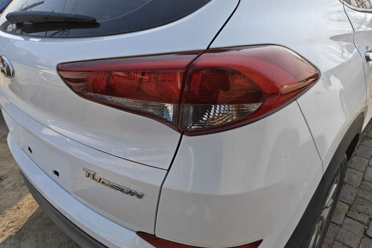 Used Hyundai Tucson 2015 1.6T Dual-Clutch Two-Wheel-Drive Smart Model Right Rear Taillight