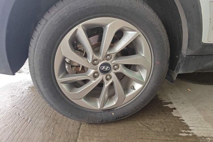 Used Hyundai Tucson 2015 1.6T Dual-Clutch Two-Wheel-Drive Smart Model Right Rear Wheel Hub