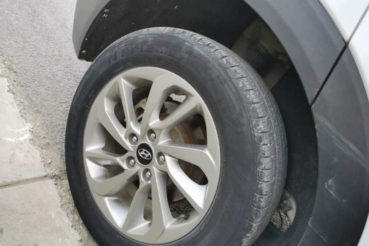 Used Hyundai Tucson 2015 1.6T Dual-Clutch Two-Wheel-Drive Smart Model Right Rear Wheel Hub