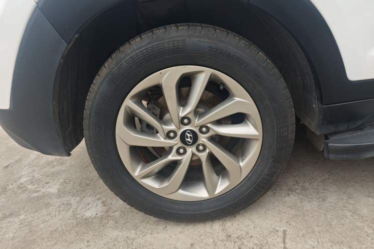 Used Hyundai Tucson 2015 2.0L Automatic Two-Wheel Drive Smart Version Right Rear Wheel Hub