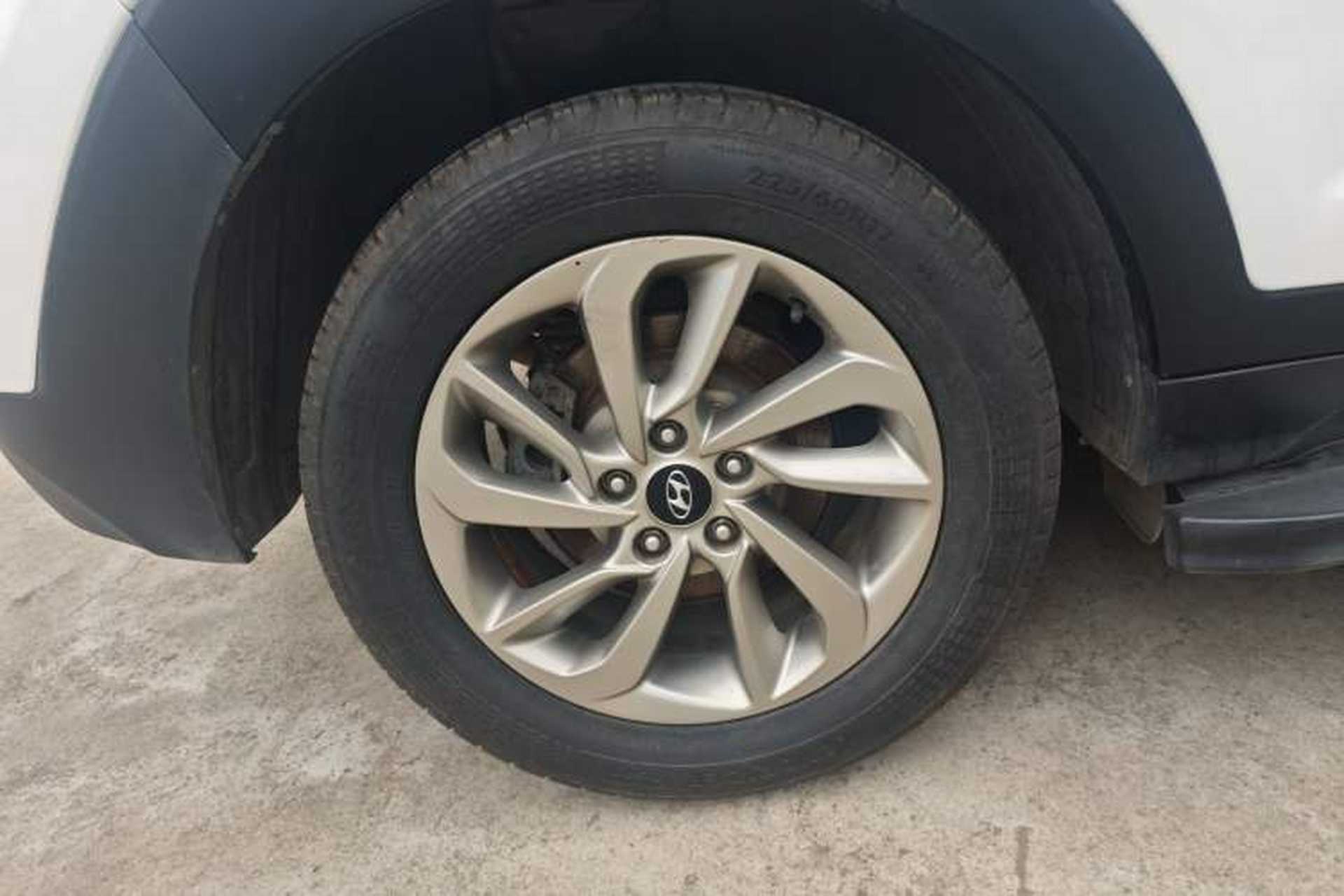 Used Hyundai Tucson 2015 2.0L Automatic Two-Wheel Drive Smart Version Right Rear Wheel Hub