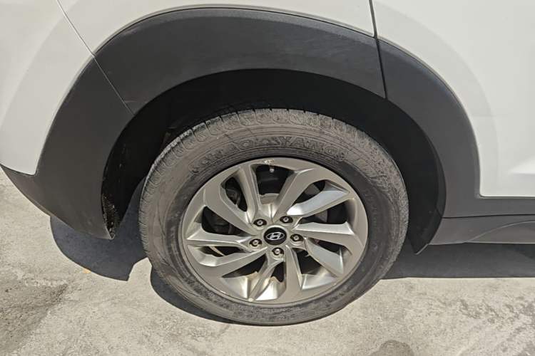 Used Hyundai Tucson 2015 1.6T Dual-Clutch Two-Wheel-Drive Smart Model Right Rear Wheel Hub