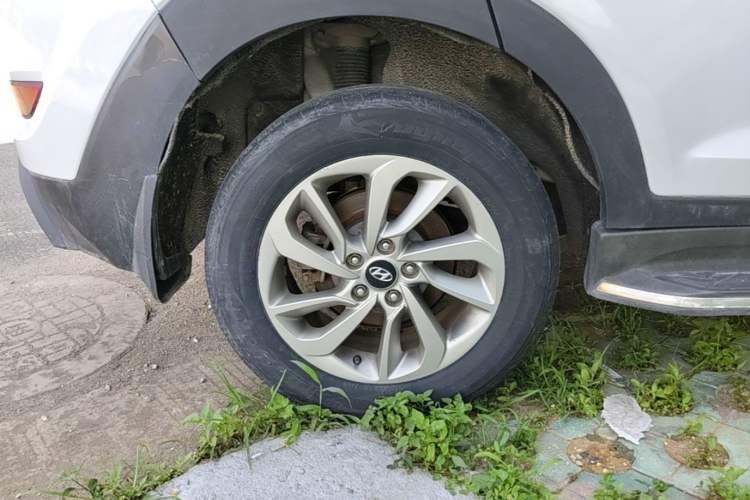 Used Hyundai Tucson 2015 1.6T Dual-Clutch Two-Wheel-Drive Smart Model Right Rear Wheel Hub