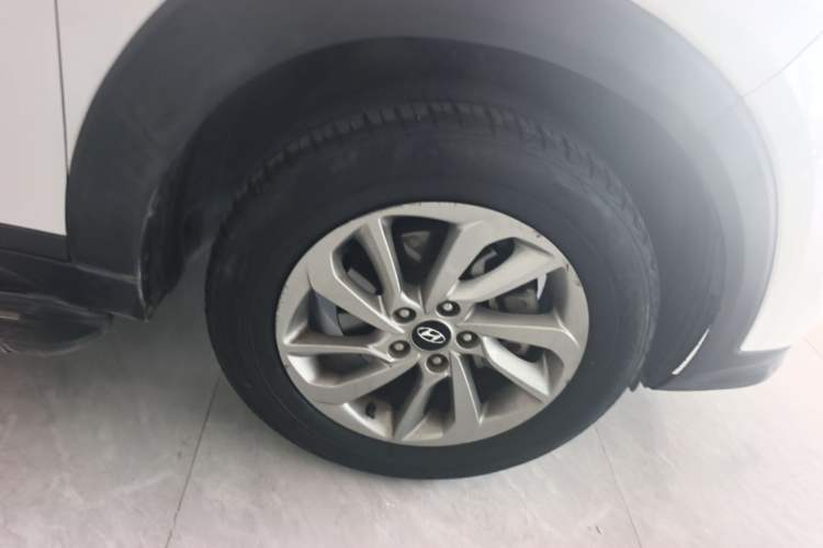 Used Hyundai Tucson 2015 1.6T Dual-Clutch Two-Wheel-Drive Smart Model Right Rear Wheel Hub