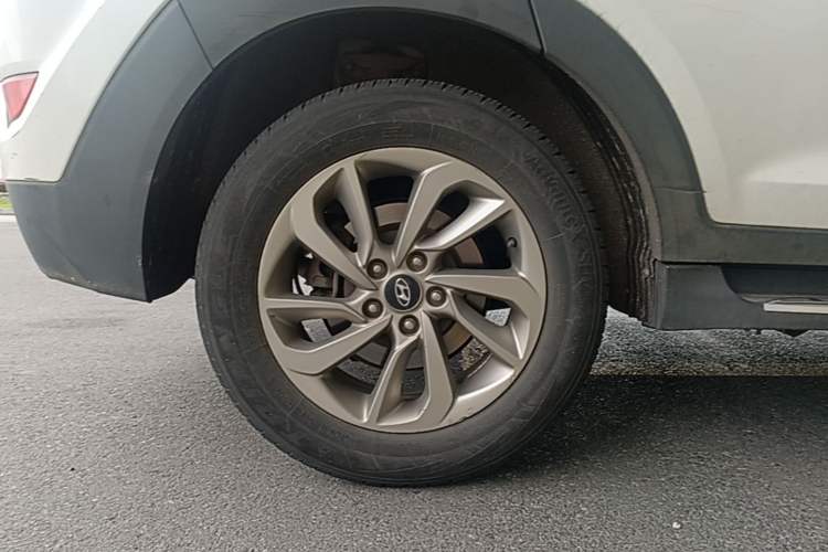 Used Hyundai Tucson 2015 1.6T Dual-Clutch Two-Wheel-Drive Smart Model Right Rear Wheel Hub