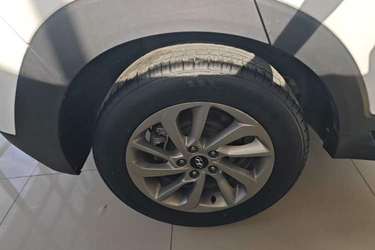 Used Hyundai Tucson 2015 1.6T Dual-Clutch Two-Wheel-Drive Smart Model Right Rear Wheel Hub