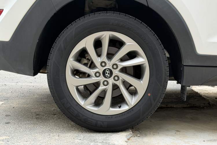 Used Hyundai Tucson 2015 1.6T Dual-Clutch Two-Wheel-Drive Smart Model Right Rear Wheel Hub