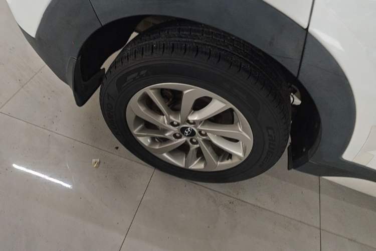 Used Hyundai Tucson 2015 2.0L Automatic Two-Wheel Drive Smart Version Right Rear Wheel Hub
