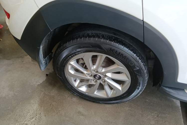 Used Hyundai Tucson 2015 1.6T Dual-Clutch Two-Wheel-Drive Smart Model Right Rear Wheel Hub
