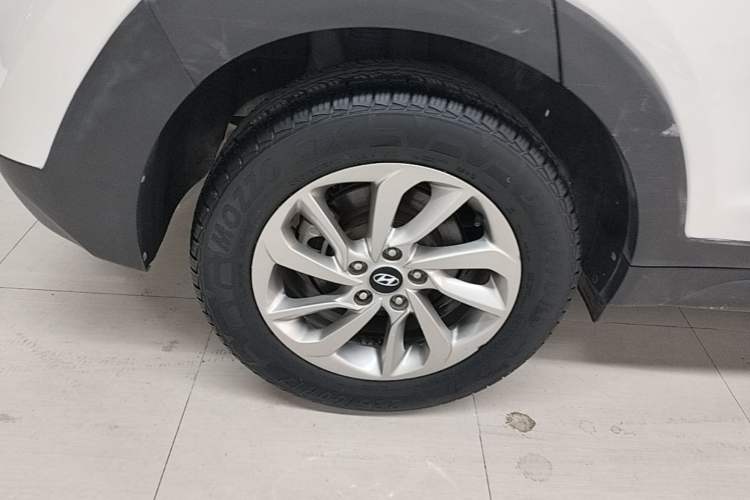 Used Hyundai Tucson 2015 1.6T Dual-Clutch Two-Wheel-Drive Smart Model Right Rear Wheel Hub