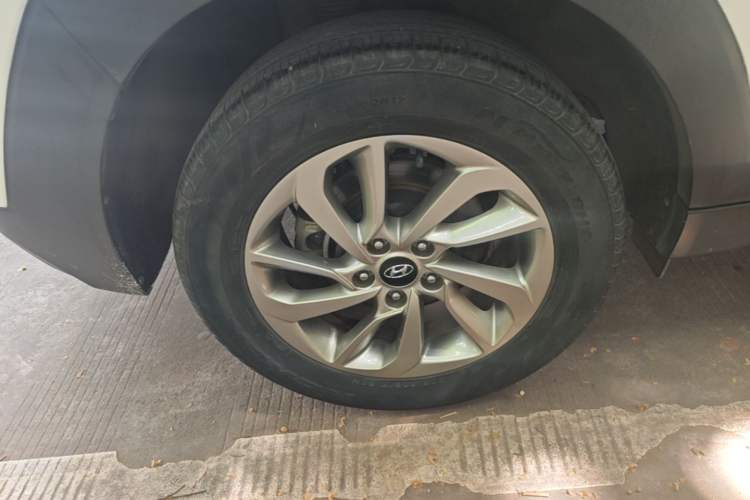 Used Hyundai Tucson 2015 1.6T Dual-Clutch Two-Wheel-Drive Smart Model Right Rear Wheel Hub