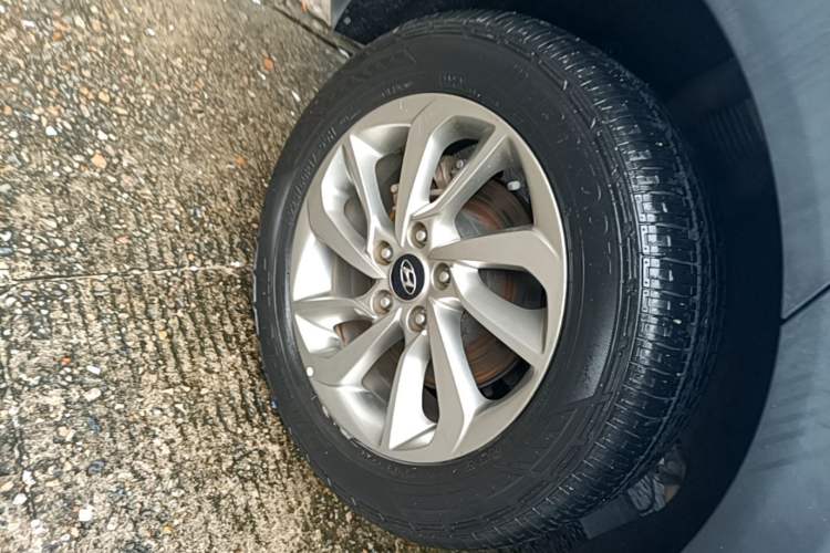 Used Hyundai Tucson 2015 2.0L Automatic Two-Wheel Drive Smart Version Right Rear Wheel Hub
