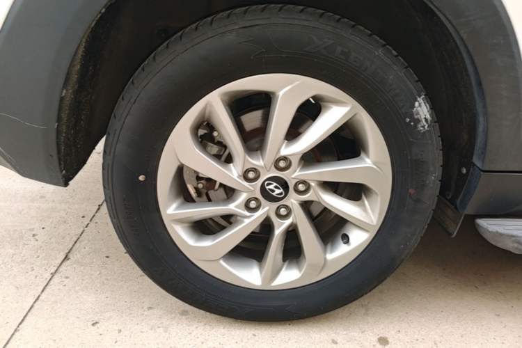 Used Hyundai Tucson 2015 1.6T Dual-Clutch Two-Wheel-Drive Smart Model Right Rear Wheel Hub