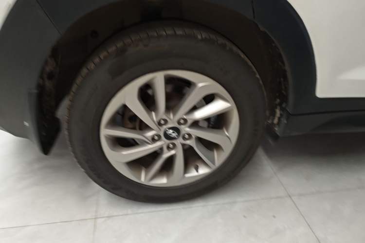 Used Hyundai Tucson 2015 1.6T Dual-Clutch Two-Wheel-Drive Smart Model Right Rear Wheel Hub