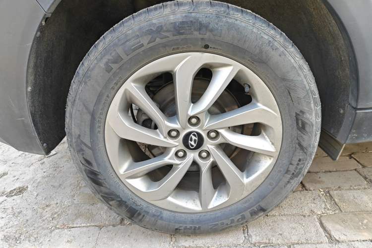 Used Hyundai Tucson 2015 1.6T Dual-Clutch Two-Wheel-Drive Smart Model Right Rear Wheel Hub