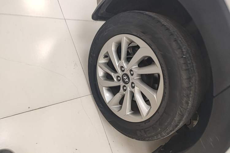Used Hyundai Tucson 2015 1.6T Dual-Clutch Two-Wheel-Drive Smart Model Right Rear Wheel Hub