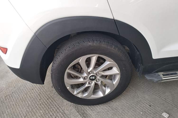 Used Hyundai Tucson 2015 1.6T Dual-Clutch Two-Wheel-Drive Smart Model Right Rear Wheel Hub