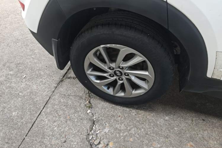 Used Hyundai Tucson 2015 1.6T Dual-Clutch Two-Wheel-Drive Smart Model Right Rear Wheel Hub