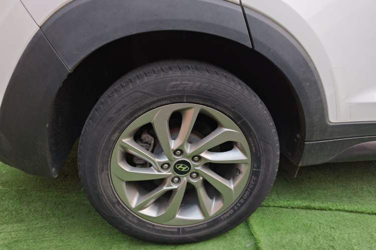 Used Hyundai Tucson 2015 1.6T Dual-Clutch Two-Wheel-Drive Smart Model Right Rear Wheel Hub