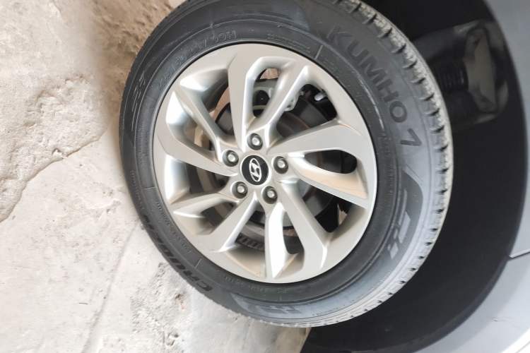 Used Hyundai Tucson 2015 1.6T Dual-Clutch Two-Wheel-Drive Smart Model Right Rear Wheel Hub