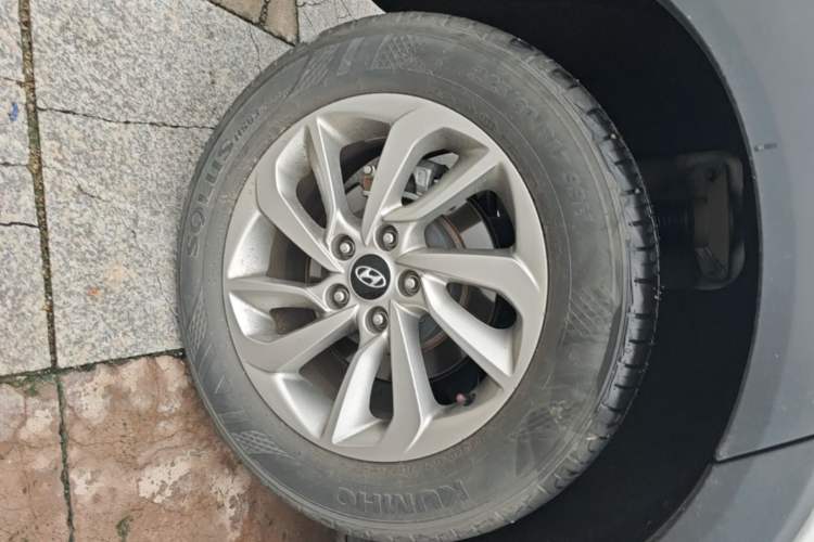 Used Hyundai Tucson 2015 1.6T Dual-Clutch Two-Wheel-Drive Smart Model Right Rear Wheel Hub