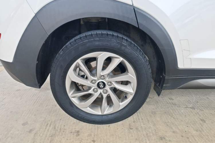 Used Hyundai Tucson 2015 1.6T Dual-Clutch Two-Wheel-Drive Smart Model Right Rear Wheel Hub