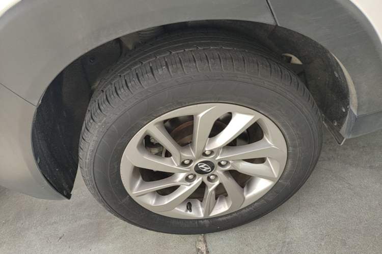 Used Hyundai Tucson 2015 1.6T Dual-Clutch Two-Wheel-Drive Smart Model Right Rear Wheel Hub