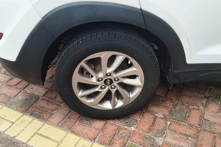 Used Hyundai Tucson 2015 1.6T Dual-Clutch Two-Wheel-Drive Smart Model Right Rear Wheel Hub