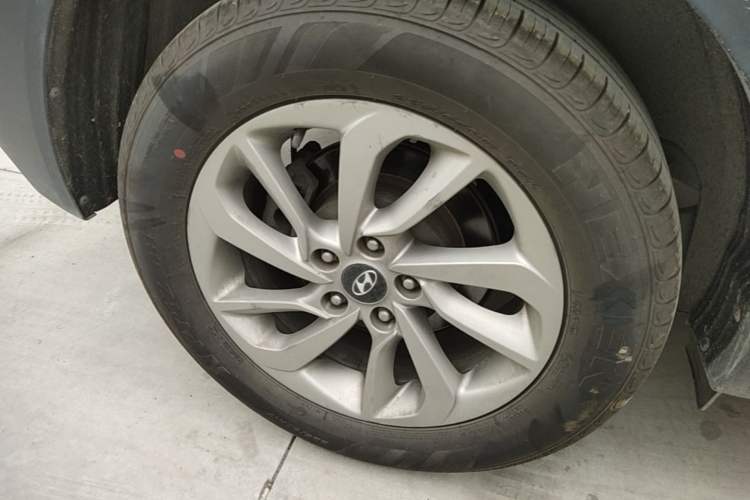 Used Hyundai Tucson 2015 1.6T Dual-Clutch Two-Wheel-Drive Smart Model Right Rear Wheel Hub