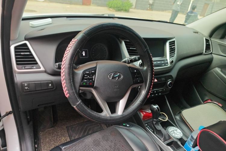 Used Hyundai Tucson 2015 1.6T Dual-Clutch Two-Wheel-Drive Smart Model Steering Wheel