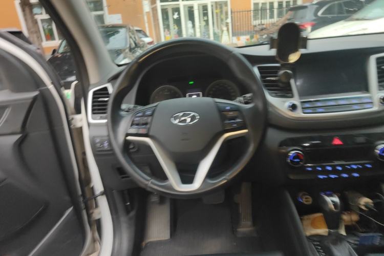 Used Hyundai Tucson 2015 1.6T Dual-Clutch Two-Wheel-Drive Smart Model Steering Wheel