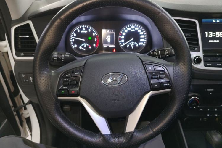 Used Hyundai Tucson 2015 1.6T Dual-Clutch Two-Wheel-Drive Smart Model Steering Wheel