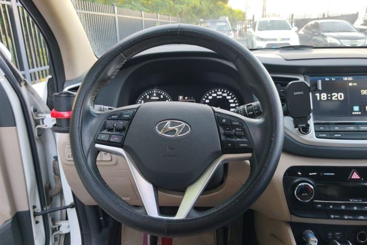 Used Hyundai Tucson 2015 1.6T Dual-Clutch Two-Wheel-Drive Leading Model Steering Wheel