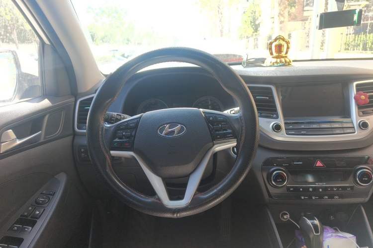 Used Hyundai Tucson 2015 1.6T Dual-Clutch Two-Wheel-Drive Smart Model Steering Wheel