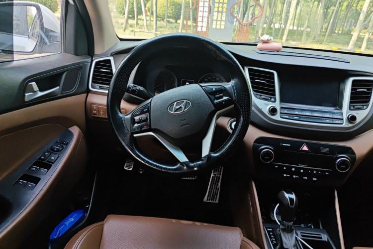 Used Hyundai Tucson 2015 1.6T Dual-Clutch Two-Wheel-Drive Smart Model Steering Wheel