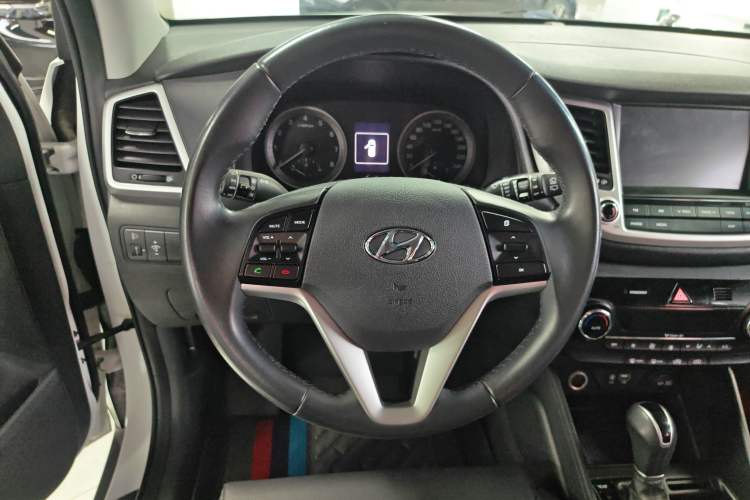 Used Hyundai Tucson 2015 1.6T Dual-Clutch Two-Wheel-Drive Smart Model Steering Wheel