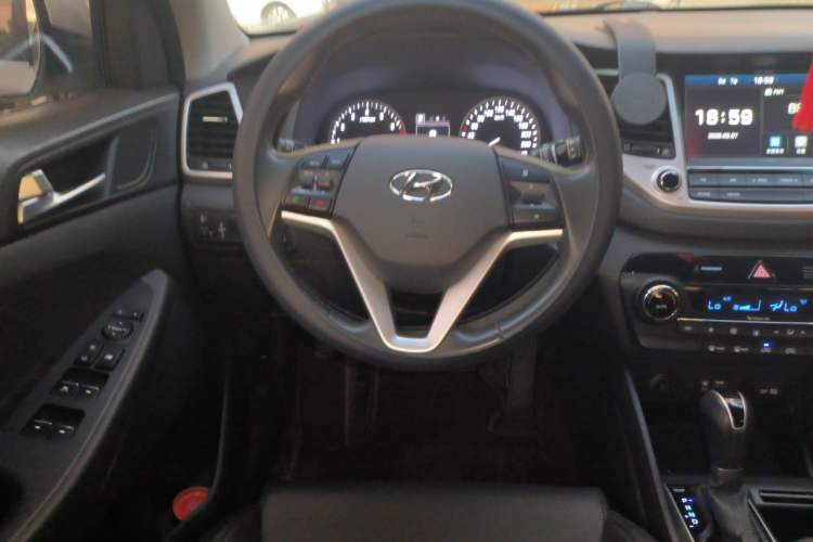 Used Hyundai Tucson 2015 1.6T Dual-Clutch Two-Wheel-Drive Smart Model Steering Wheel