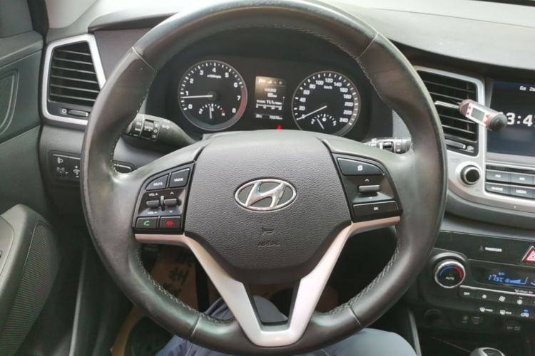 Used Hyundai Tucson 2015 1.6T Dual-Clutch Two-Wheel-Drive Smart Model Steering Wheel