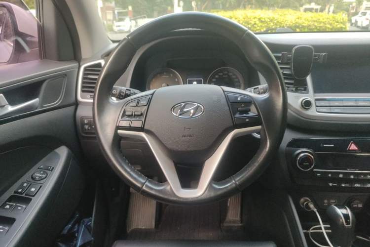 Used Hyundai Tucson 2015 1.6T Dual-Clutch Two-Wheel-Drive Smart Model Steering Wheel