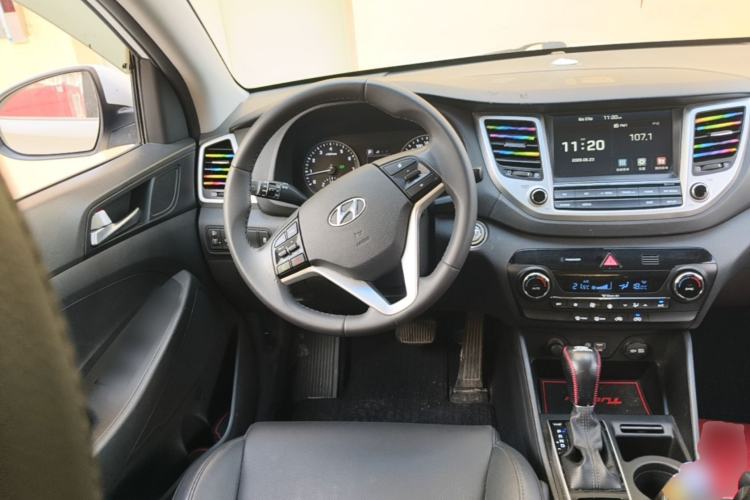 Used Hyundai Tucson 2015 1.6T Dual-Clutch Two-Wheel-Drive Smart Model Steering Wheel