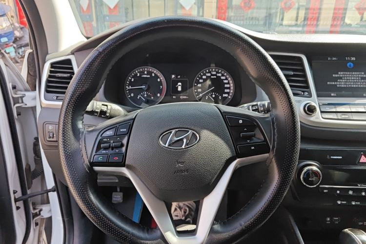Used Hyundai Tucson 2015 1.6T Dual-Clutch Two-Wheel-Drive Smart Model Steering Wheel