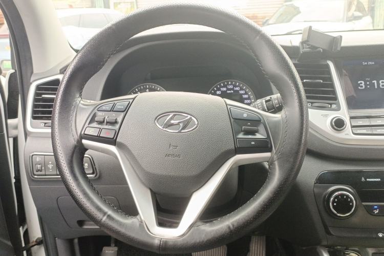 Used Hyundai Tucson 2015 2.0L Automatic Two-Wheel Drive Smart Version Steering Wheel